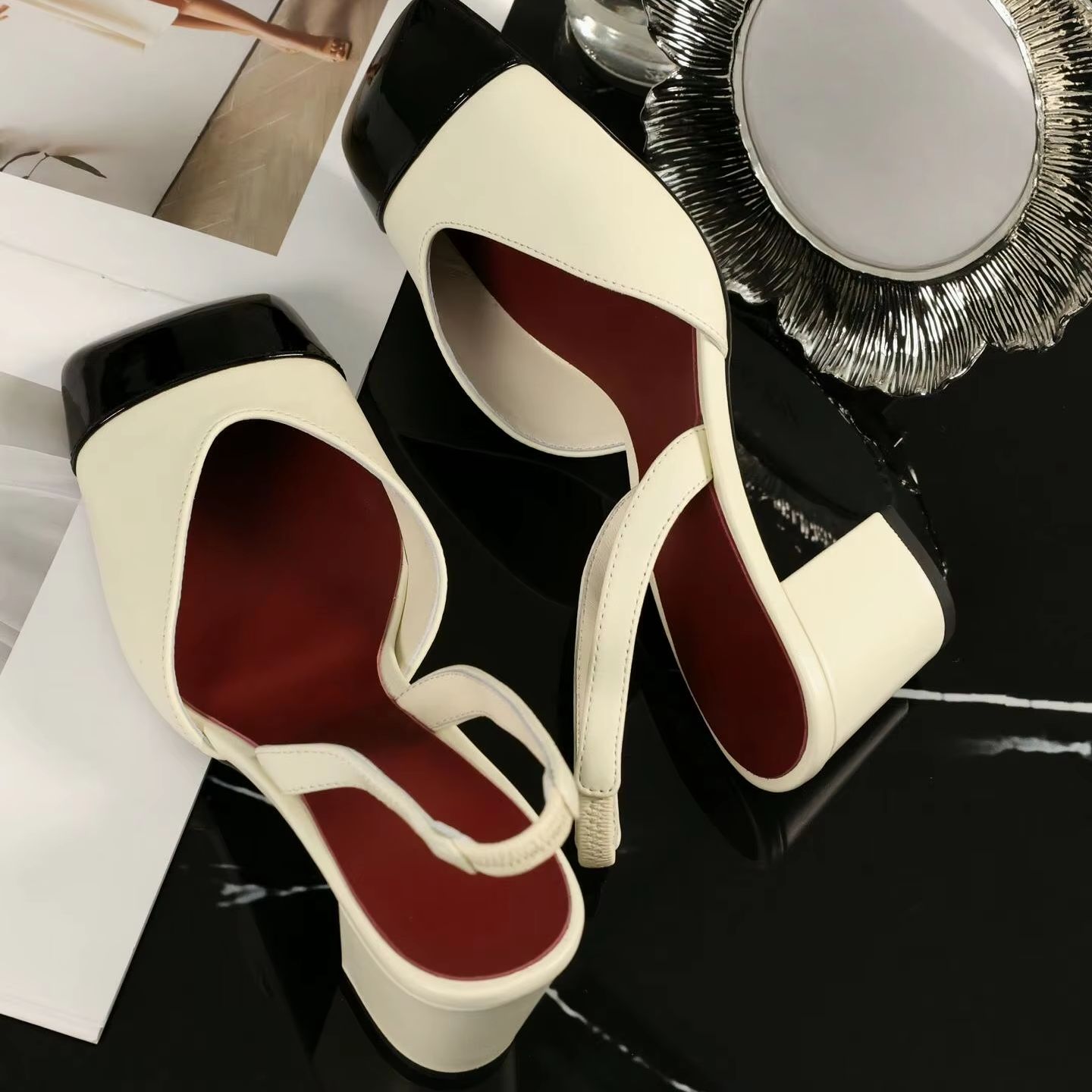 Sandals - รองเท้าส้นสูงแบบสลิงแบ็คสำหรับผู้หญิง สีทูโทน ครีม-ดำ หนังแก้ว หัวรองเท้าทรงเหลี่ยม ส้นบล็อก